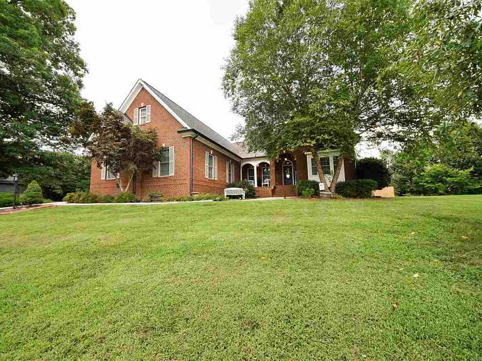 1st image of 129 Peppertree Dr NE