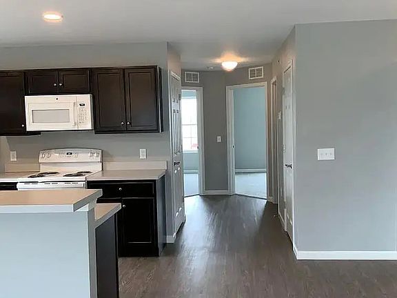 5th image of 200 Larkspur Ln #103