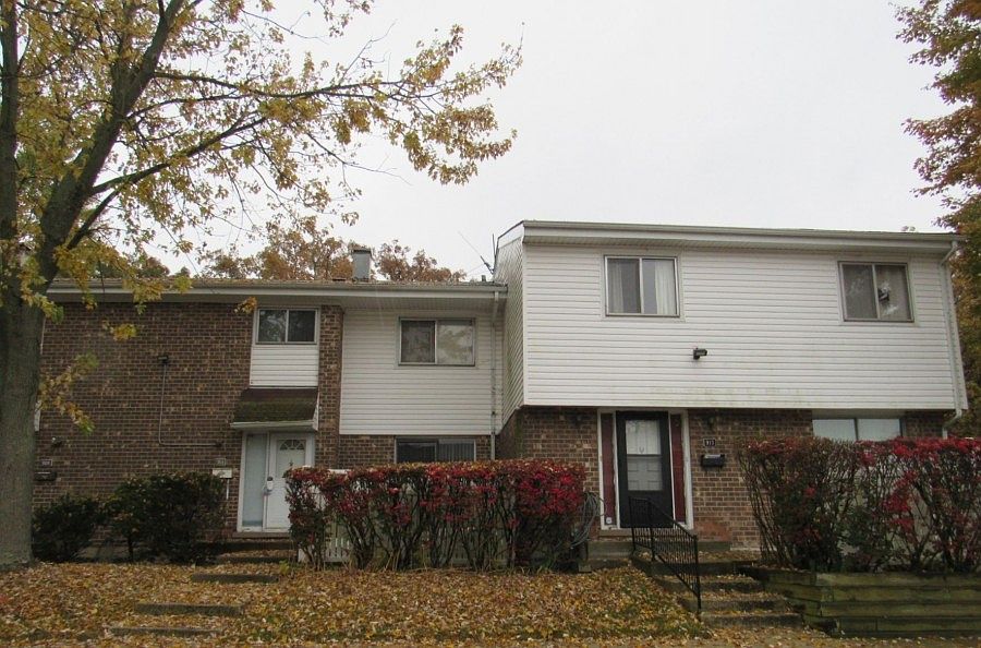 1st image of 911 White Oak Ln