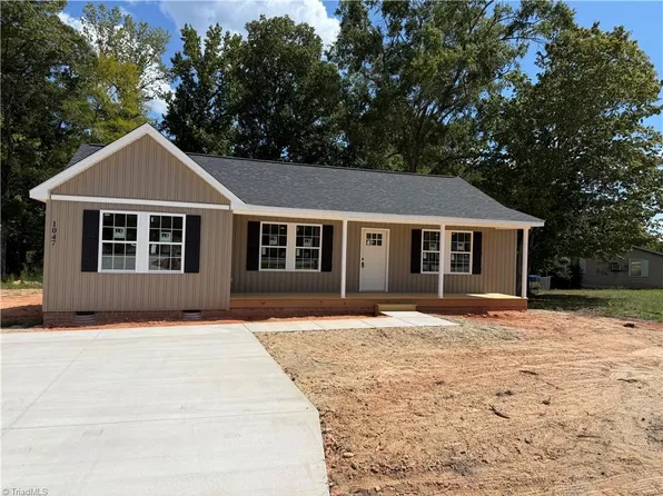 1047 W Holly Hill Rd, Thomasville, NC 27360