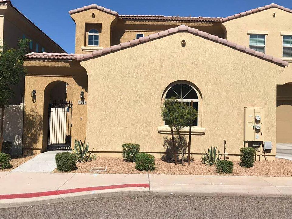 Frontal view, front yard maintenance covered by HOA