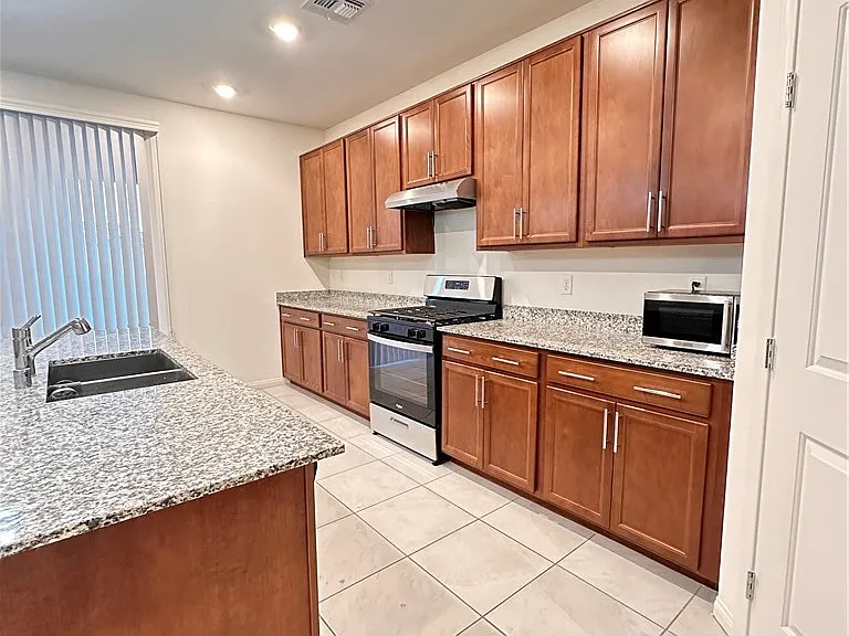 8038 Minavalle Ave — Photo 5