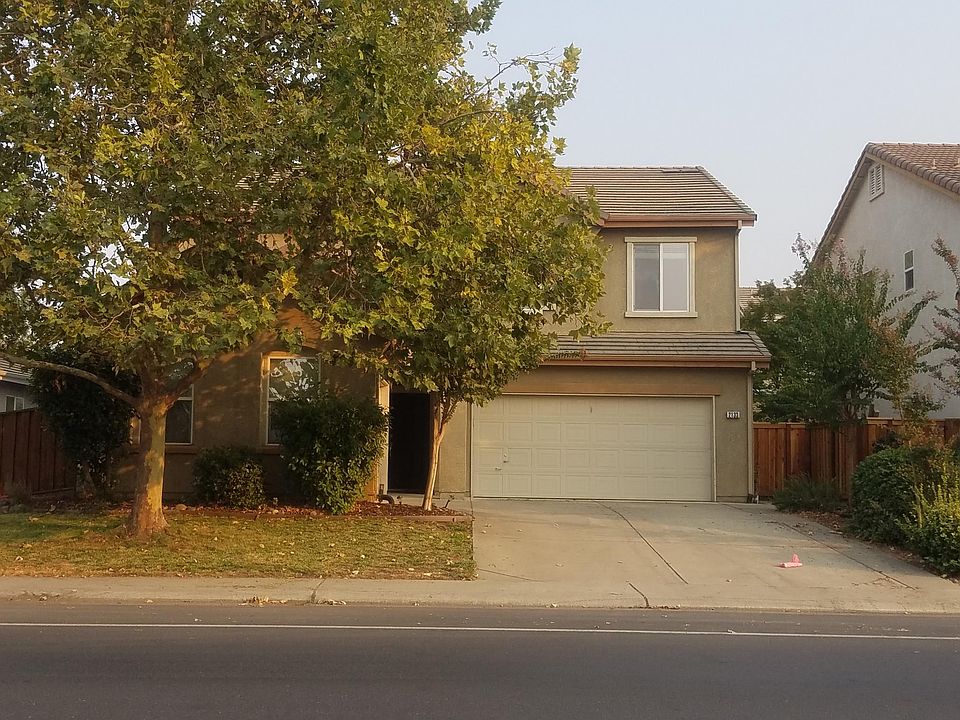 Front view - 2-car garage, deep driveway