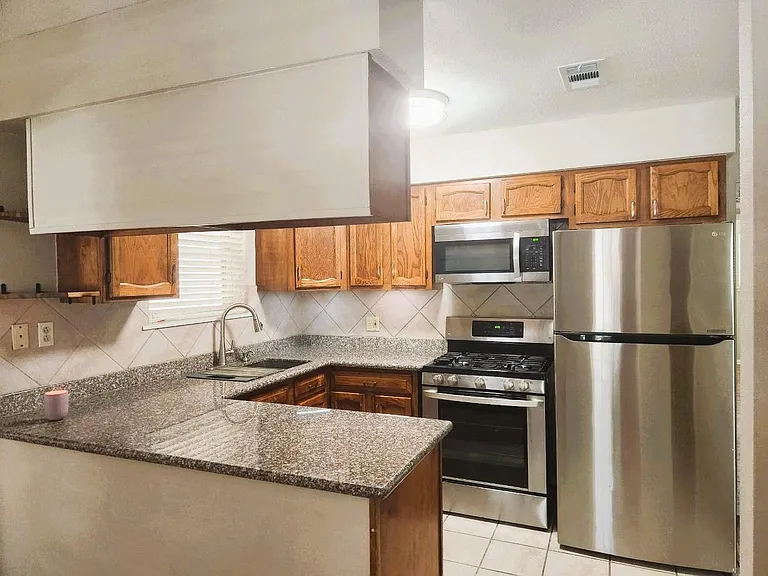 3515 Castledale Dr — Photo 10
