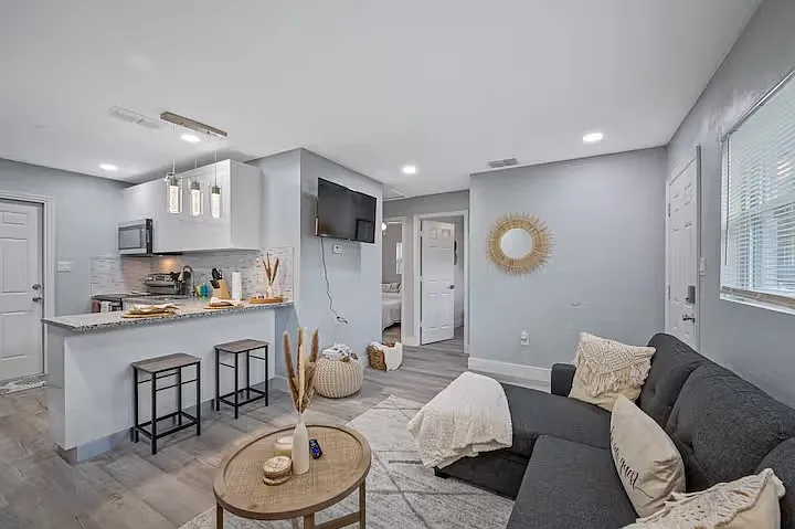2 bed, 590 sqft, $2,100 — Photo 3