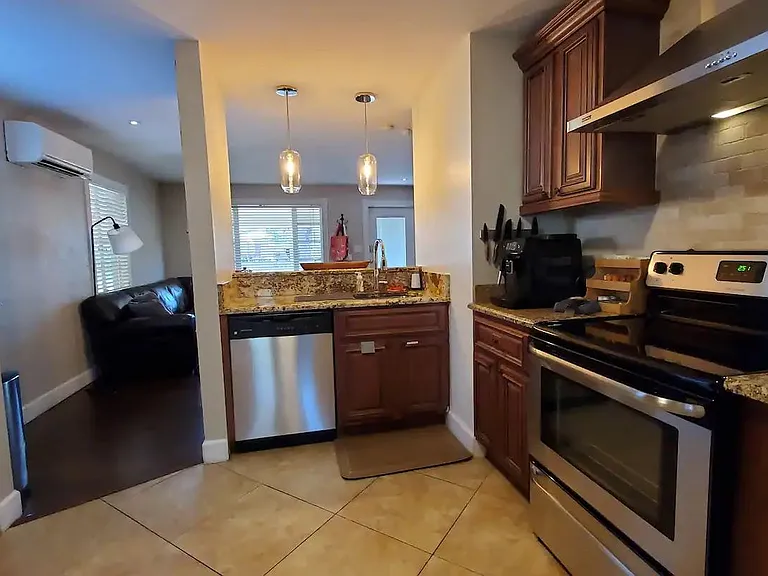 207 E Kaley St — Photo 1
