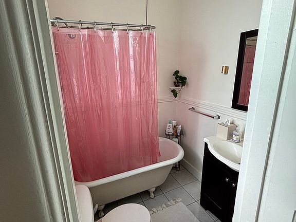 5th image of 805 Valencia St APT 18
