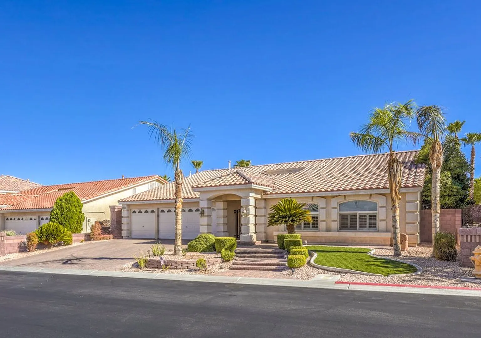 Rare Beautiful 1 story Gated w/ Basement! Pool, Spa and Tiki Bar! — Photo 2