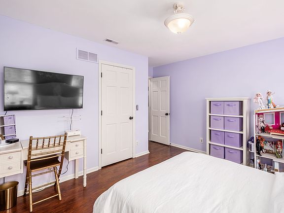 5th image of 366 Ashworth Ct