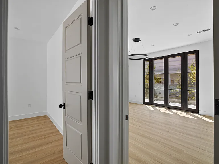 149 S Palm Dr #151-1/2 — Photo 7