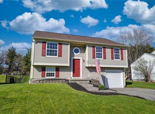 621 Crows Nest Ln, Macedon, NY 14502