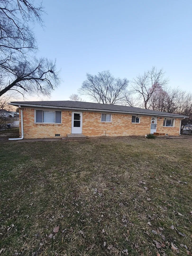 Two Bedroom Duplex located on the Westside off West 10th St and Lynhurst Dr — Photo 1