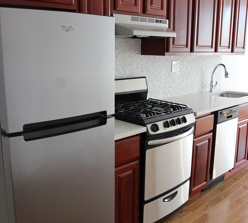 2nd image of 315 Melrose St APT 2L