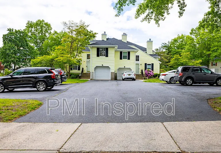 2404 Buckingham Cir — Photo 2