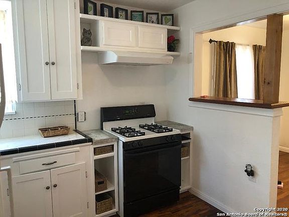 3rd image of 1502 Gladstone Blvd
