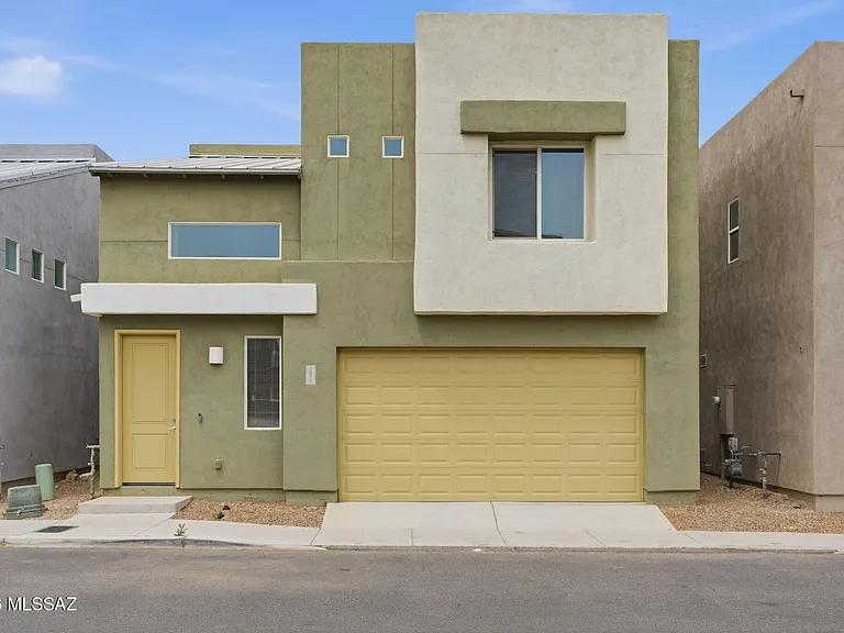 2815 N Fair Oaks Ave — Photo 1
