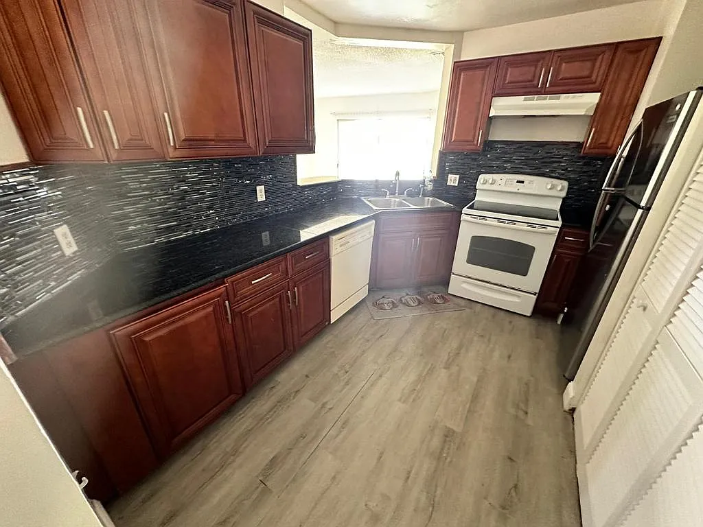 2 bed, 1200 sqft, $1,900 — Photo 4