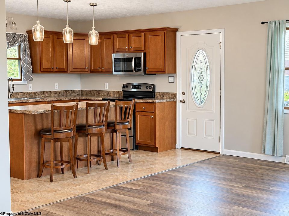 16th image of 13 Silver Maple Ln