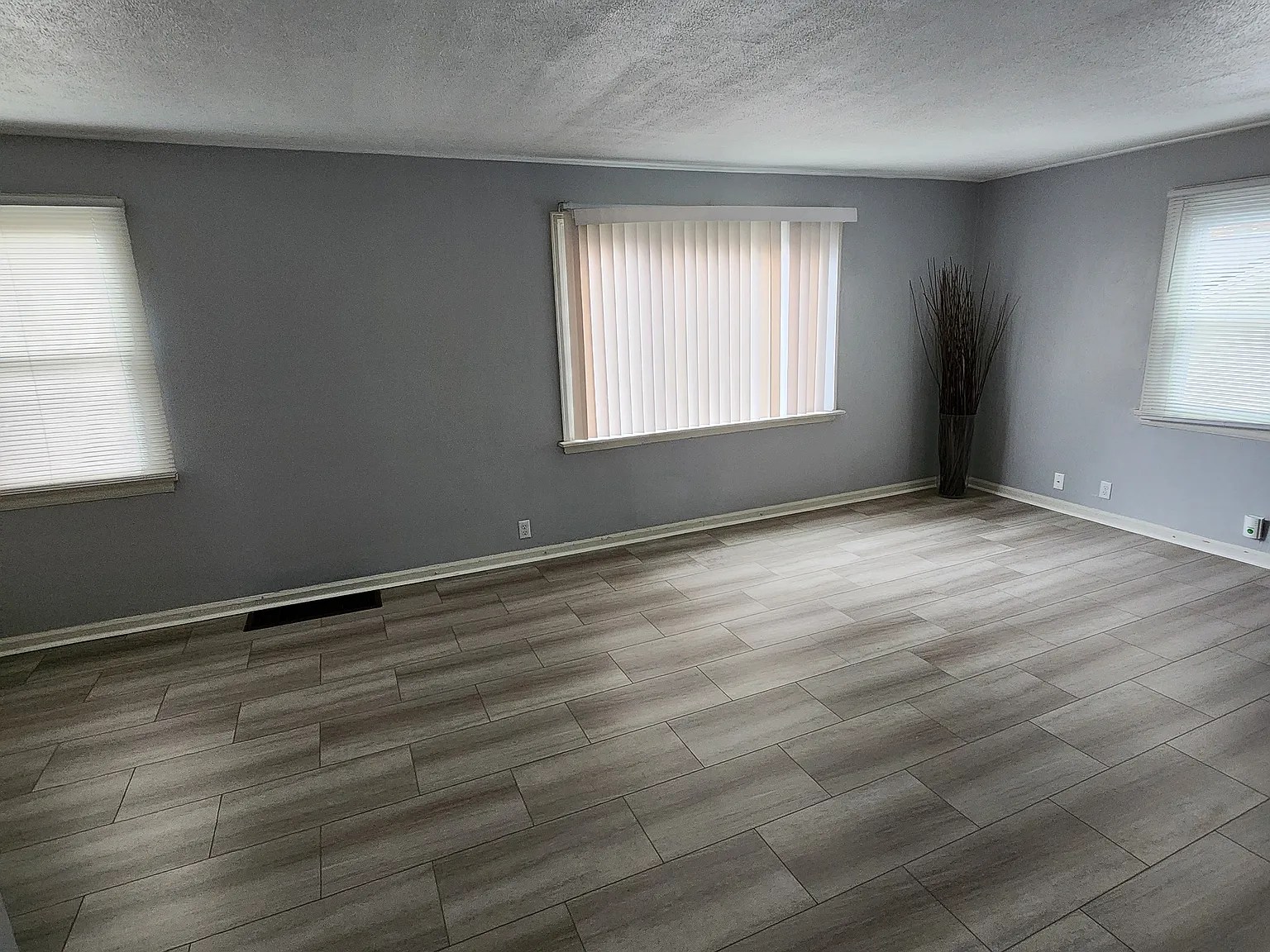 125 Ashwood Ave — Photo 3