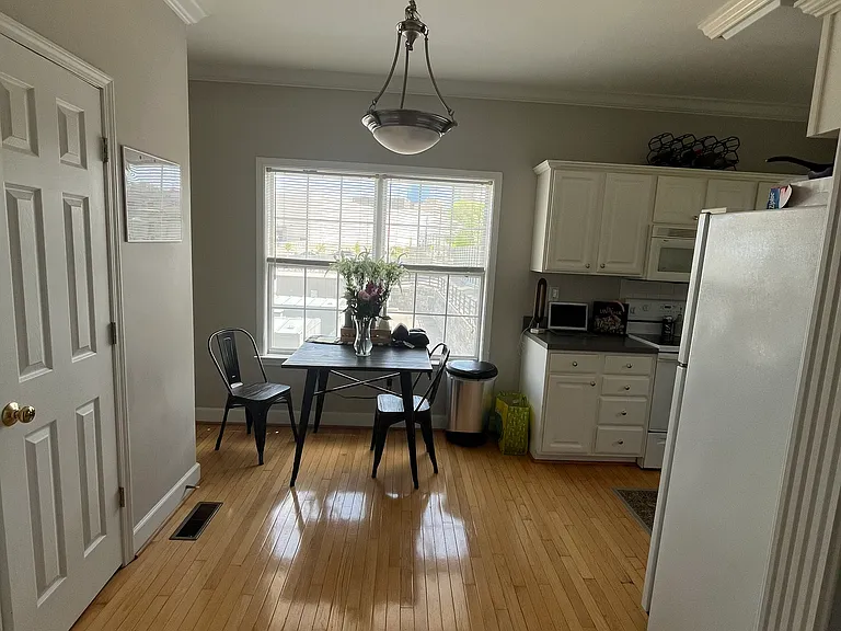 733 W High St — Photo 6