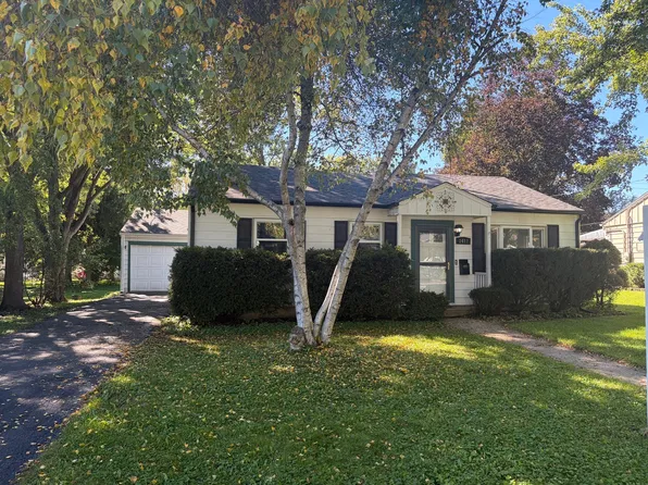 1417 Walnut Dr, Woodstock, IL 60098