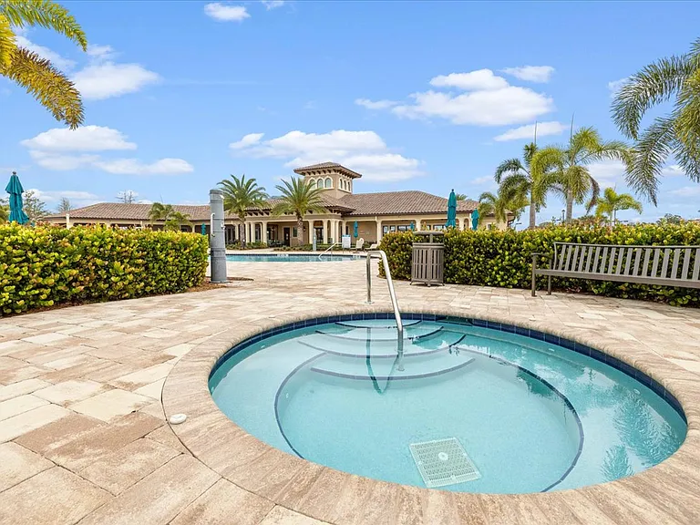 640 SE Monet Dr — Photo 36