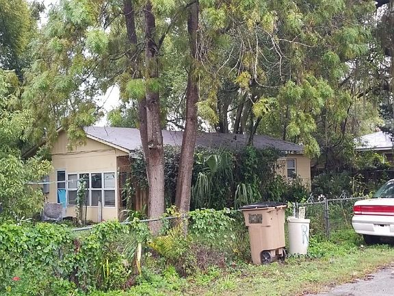 3rd image of 715 SE Hugo Ln