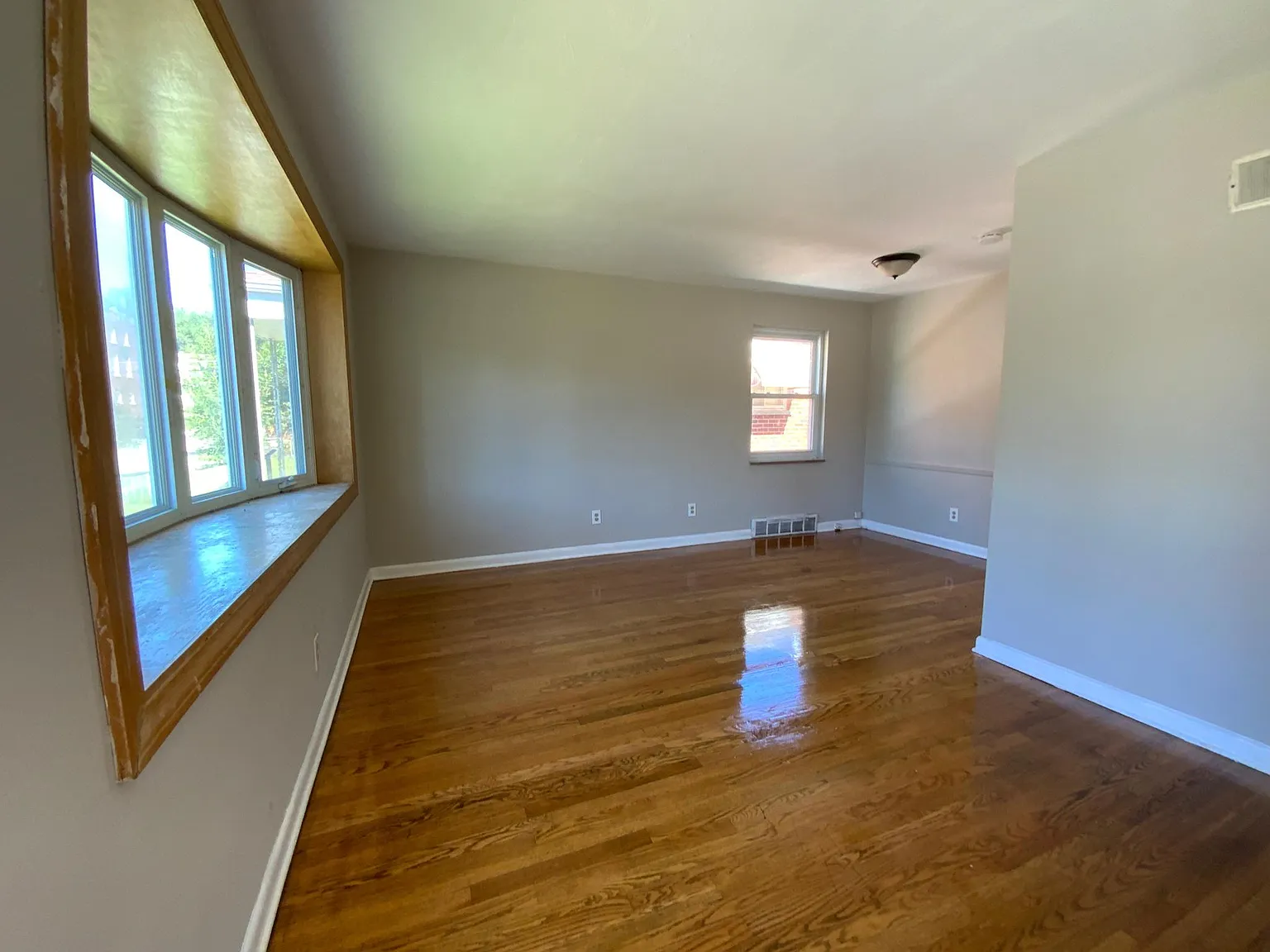 2 bed, 900 sqft, $1,100 — Photo 2