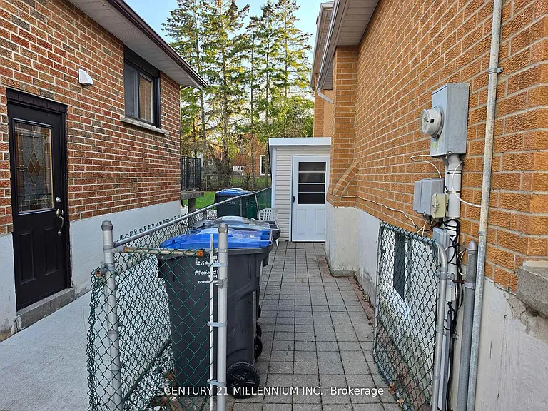 23 Malcolm Cres — Photo 32