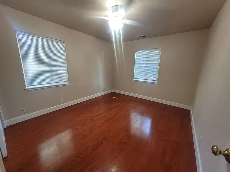 1908 Hackett Ave — Photo 13