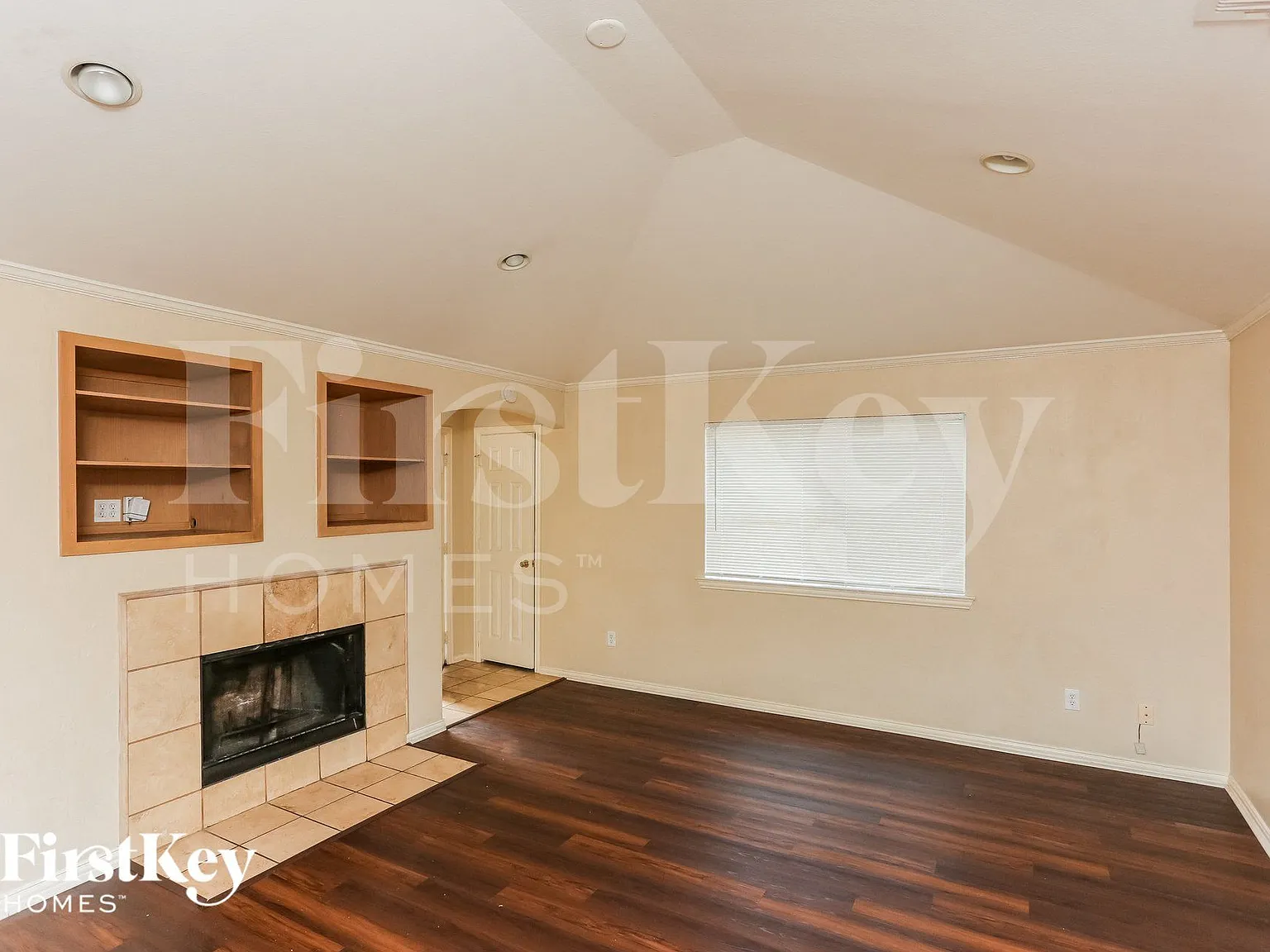 3 bed, 2.0 bath, 1421 sqft, $2,305 — Photo 2