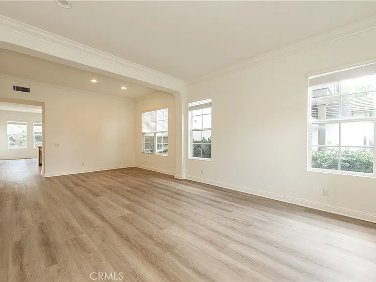 32 Sebastian — Photo 2