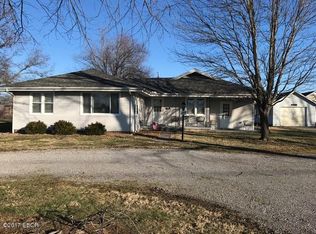 1054 W North Ave, Flora, IL 62839