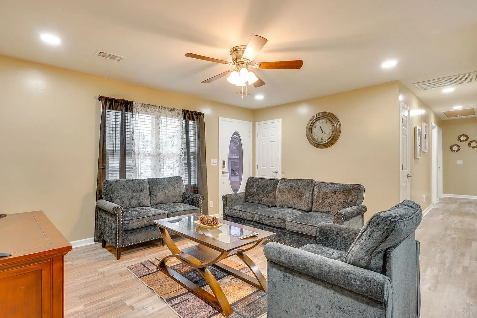 4 bed, 2.0 bath, 1097 sqft, $4,483 — Photo 3