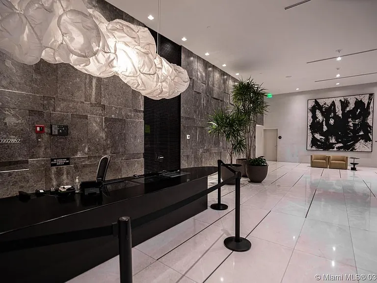 480 NE 31st St #Penthouse 6 — Photo 2