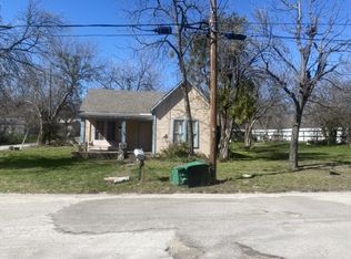 801 N Travis St, Comanche, TX 76442
