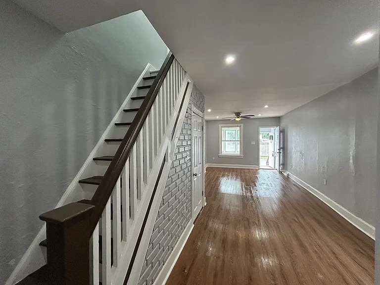 240 Henry St — Photo 4