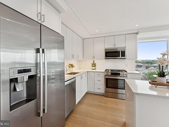 5th image of 925 N Fairfax St #912