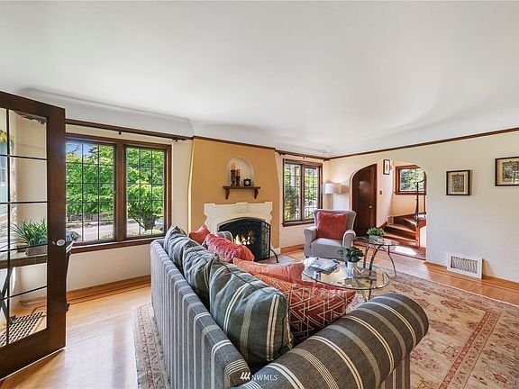 Living room w/gas fireplace.
