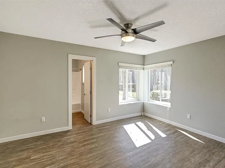 The James Apartments — Photo 11