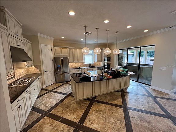 3rd image of 1010 Braewood Dr