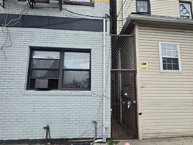 137 3rd St #2 — Photo 9