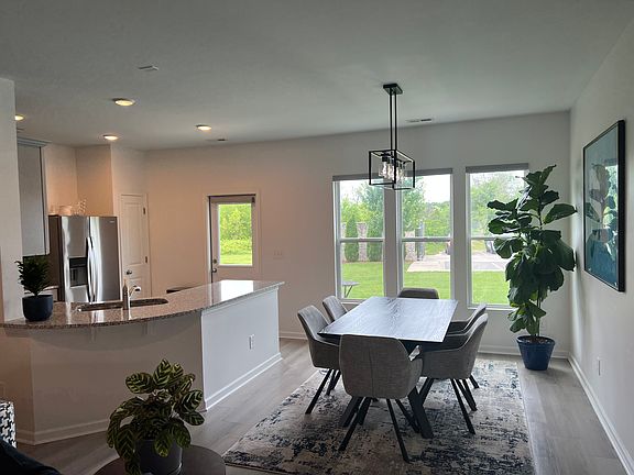 Dining area for easy entertaining from the kitchen