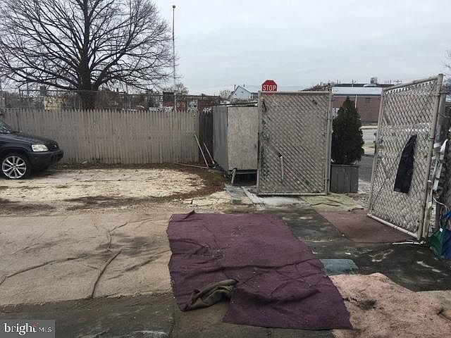 2nd image of 220 W Sergeant St