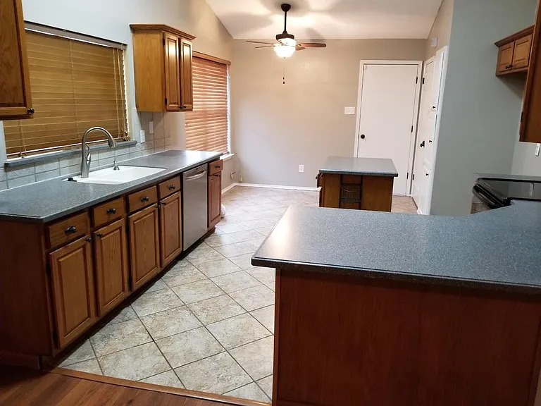 1411 Lincoln Dr — Photo 3