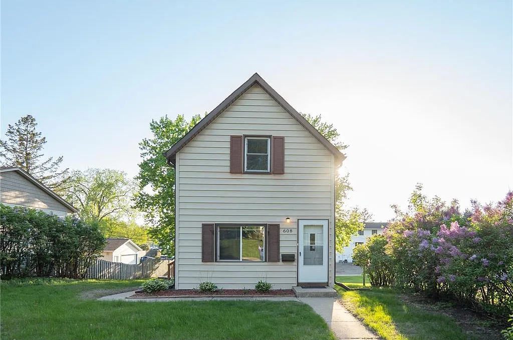 3 bed, 997 sqft, $1,850 — Photo 1