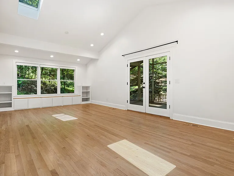 126 Weaver Rd — Photo 2