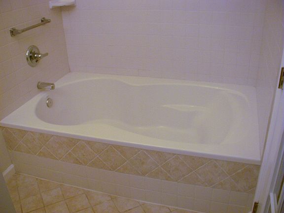 Master 6' tub/shower combo   Master has additional sep. shower