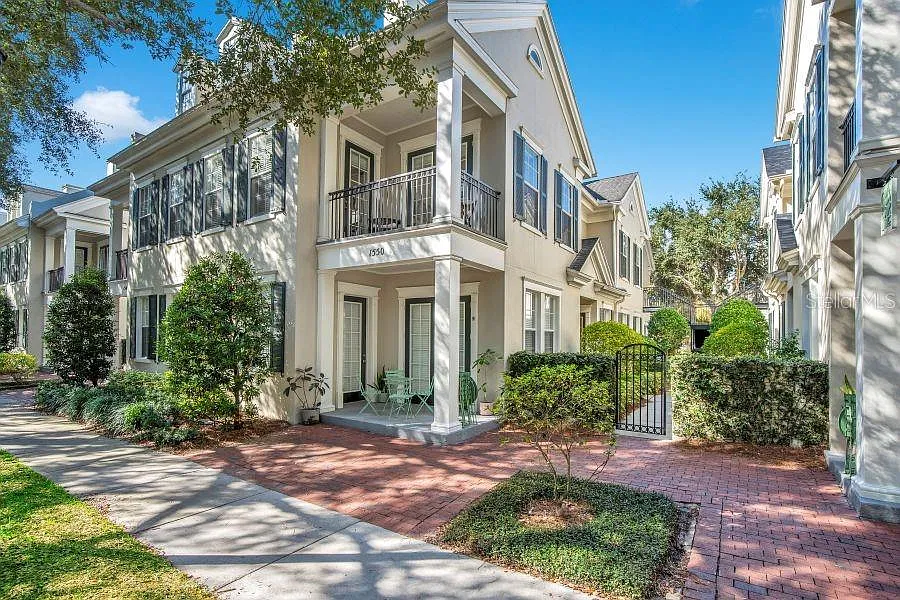3 bed, 2.5 bath, 2100 sqft, $4,400 — Photo 1