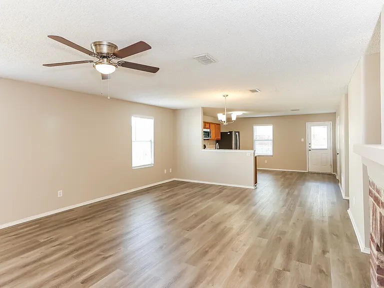 8761 Stonebriar Ln — Photo 3